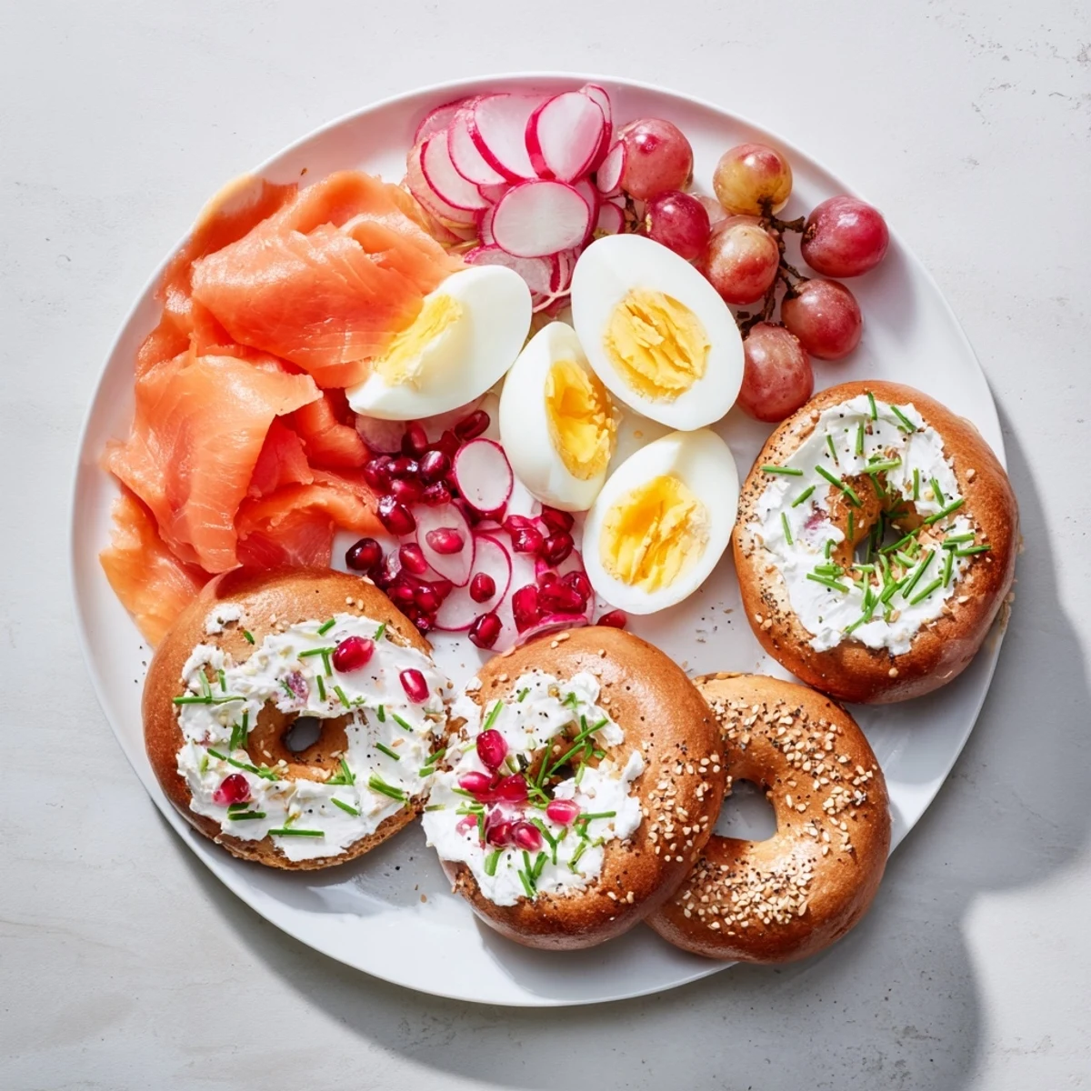 Vibrant cranberry sleigh bagel board, packed with cranberry bagels, smoked salmon, and fresh fruit for a festive brunch.