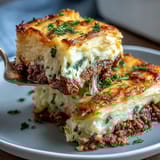 Classic Shepherd's Pie with Cauliflower Mash Topping: golden, creamy cauliflower mash crowns hearty lamb and vegetable filling in a cozy, comforting bake.