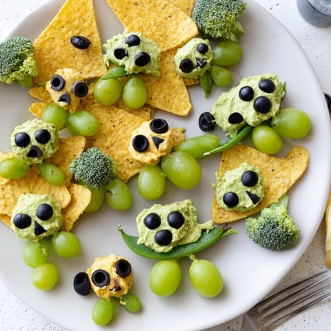 Vibrant photo of Attaque d'Extraterrestres Snacks Verts: crispy chips and vegetable aliens ready to eat.